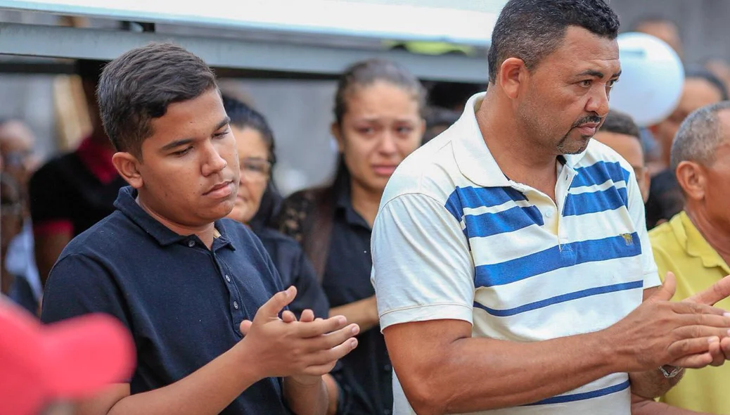 Dor, tristeza e revolta marcaram o enterro do estudante de medicina Rayron Holanda 