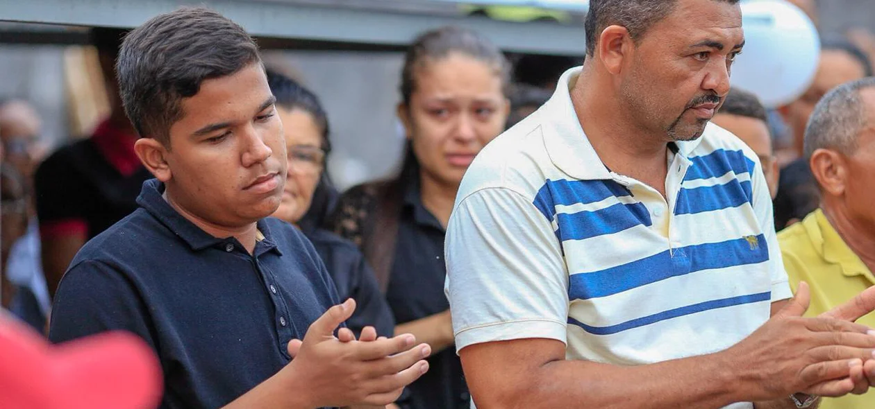 Dor, tristeza e revolta marcaram o enterro do estudante de medicina Rayron Holanda 