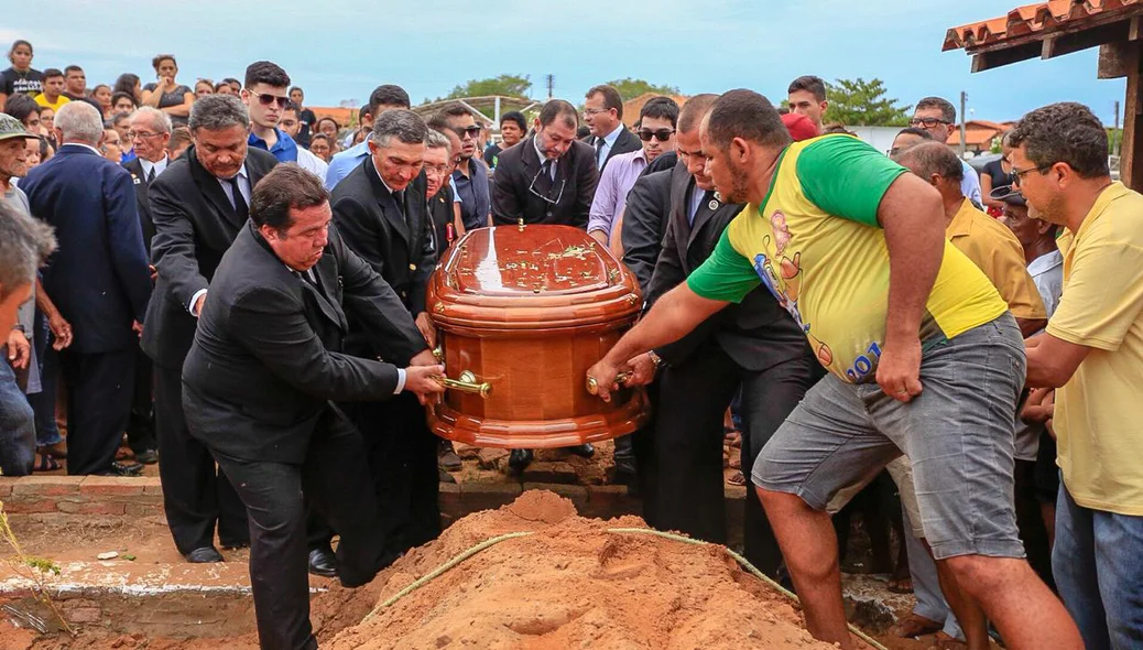 Enterro de Rayron Holanda aconteceu no final da tarde 