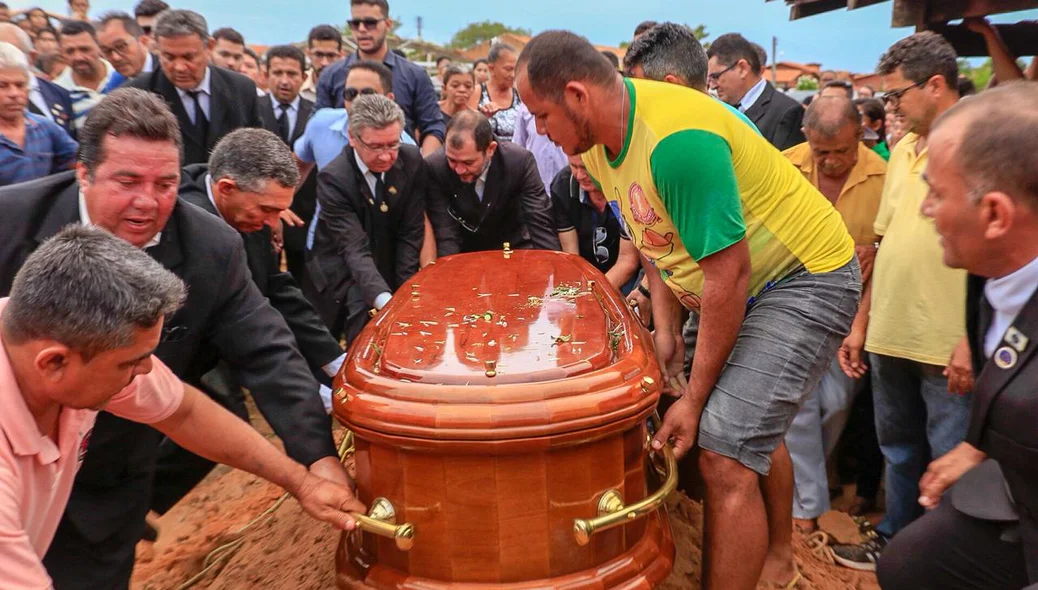 Enterro de Rayron Holanda aconteceu nessa tarde no cemitério Sambaiba