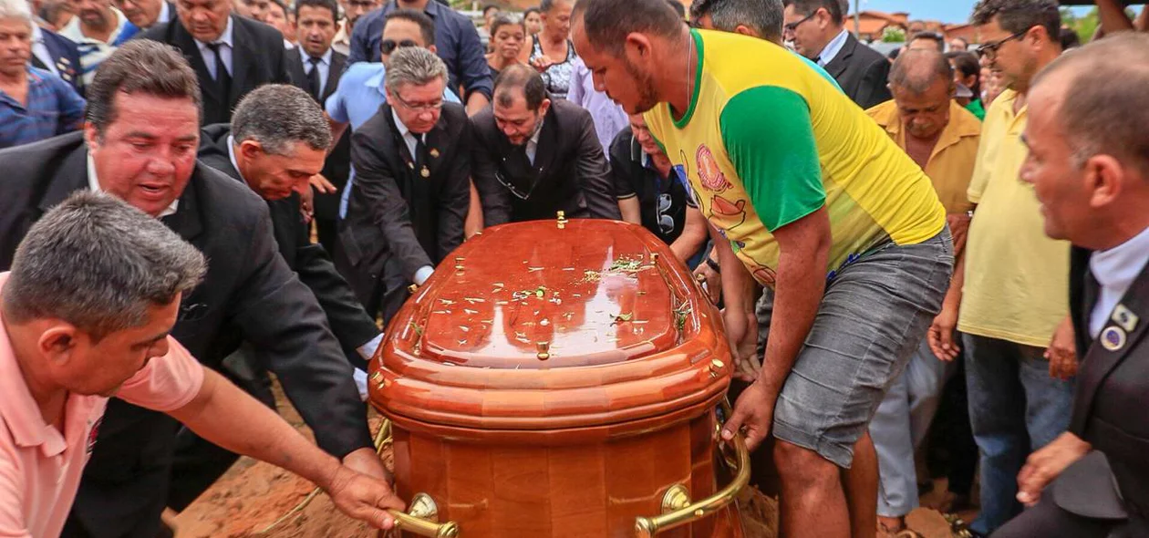 Enterro de Rayron Holanda aconteceu nessa tarde no cemitério Sambaiba