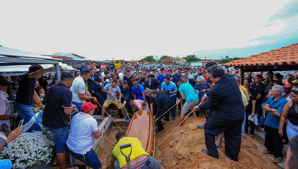 Enterro de Rayron Holanda aconteceu no cemitério Sambaiba