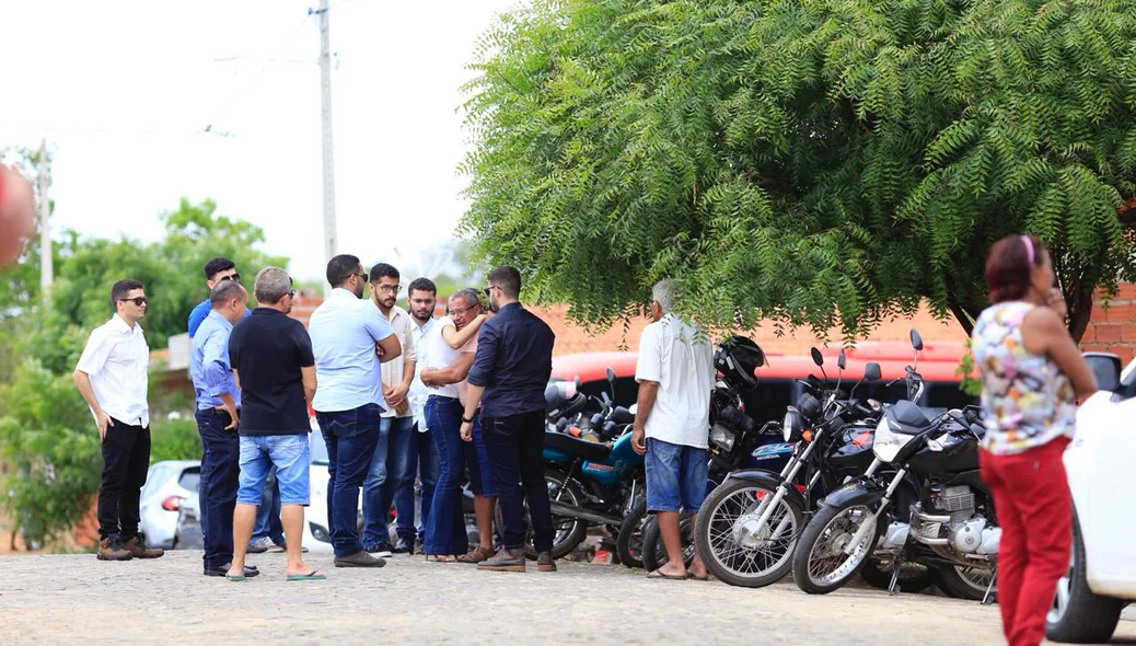 Familiar é consolado por amigos 