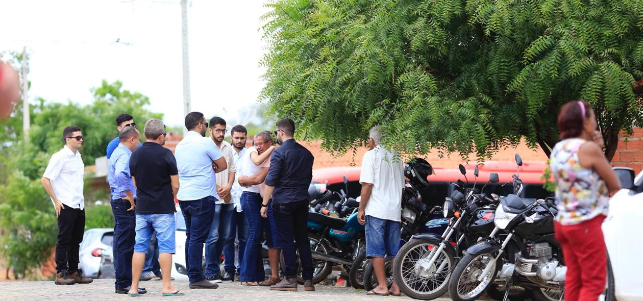 Familiar é consolado por amigos 