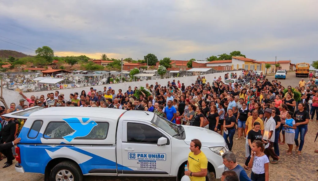Familiares, amigos e colegas deram o último adeus a Rayron Holanda sob forte comoção 