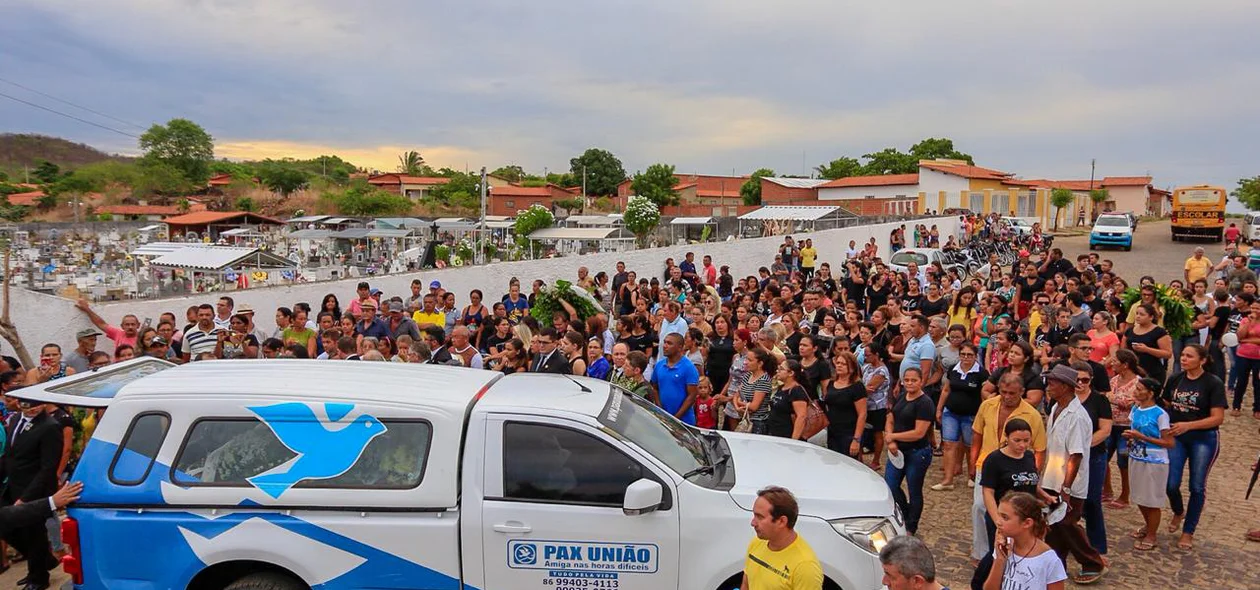 Familiares, amigos e colegas deram o último adeus a Rayron Holanda sob forte comoção 