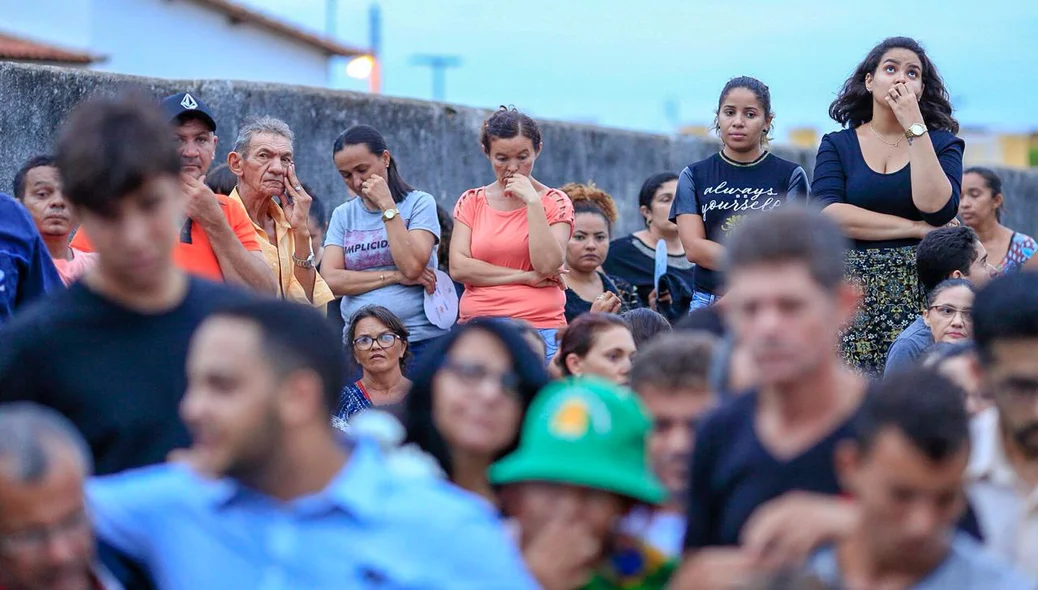 Familiares, amigos e colegas se despedem de Rayron Holanda  