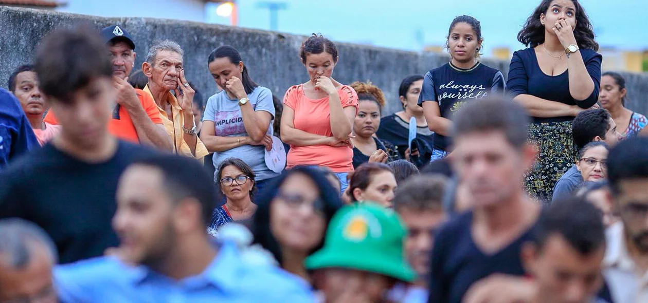 Familiares, amigos e colegas se despedem de Rayron Holanda  