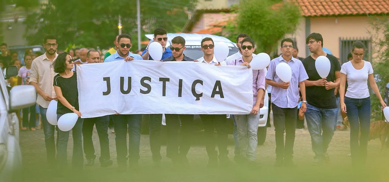 Familiares se despedem e clamam por justiça no enterro de Rayron Holanda 