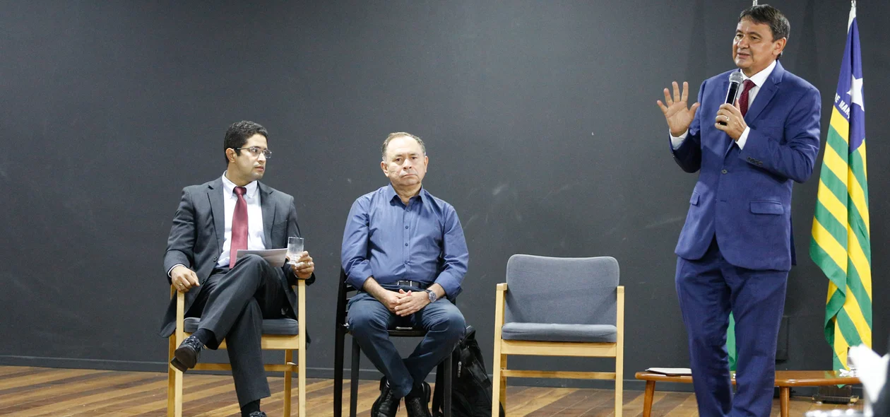 Governador na reunião com secretários 