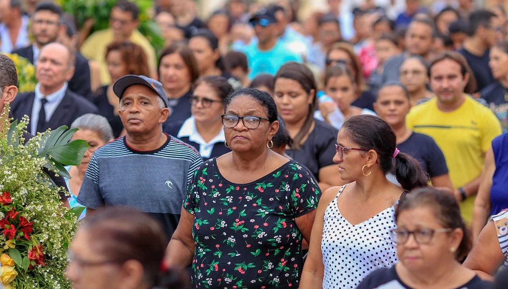 Amigos e familiares de Rayron Holanda se despendem do estudante em Elesbão Veloso