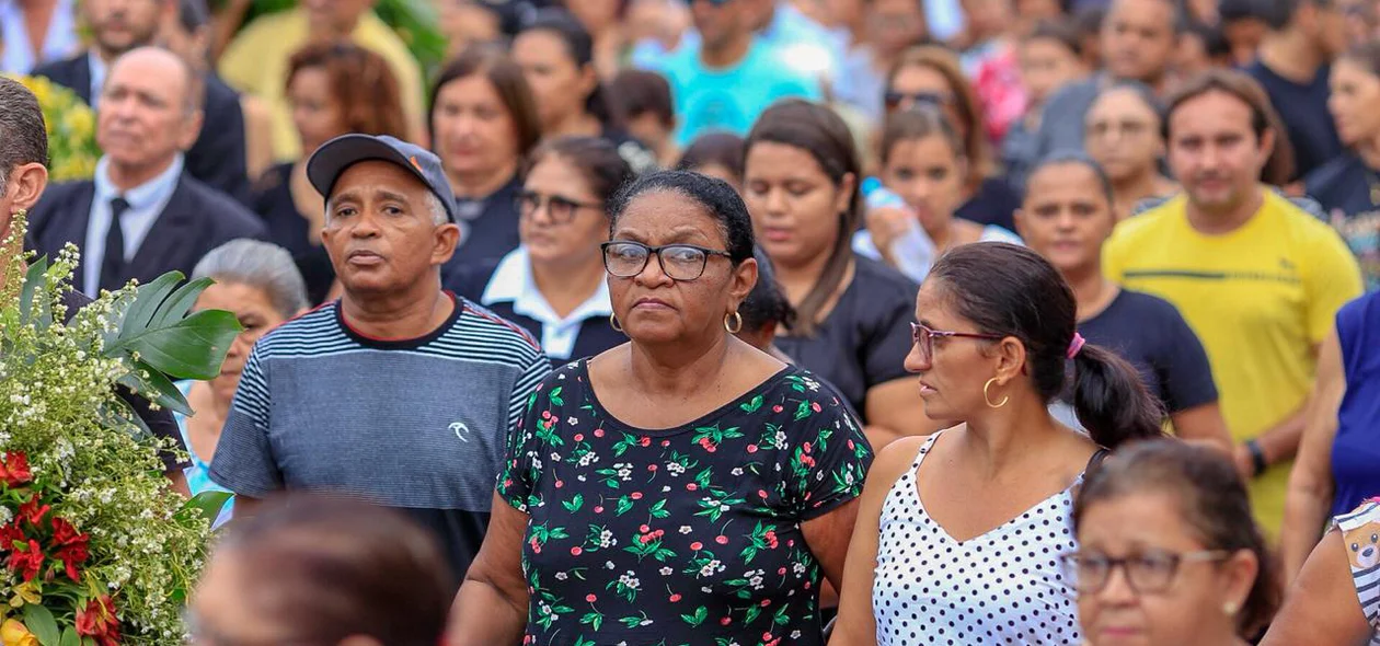Amigos e familiares de Rayron Holanda se despendem do estudante em Elesbão Veloso