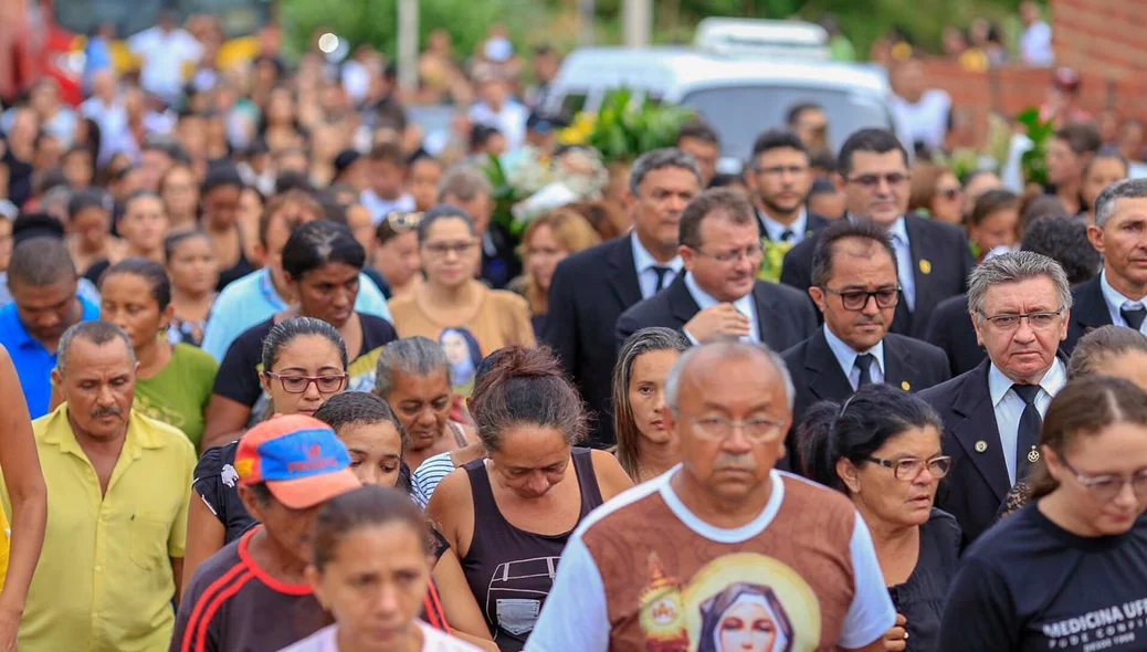 Milhares de pessoas no cortejo 