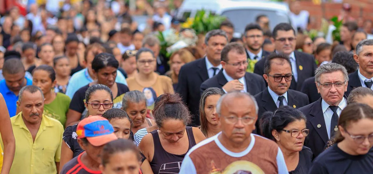Milhares de pessoas no cortejo 