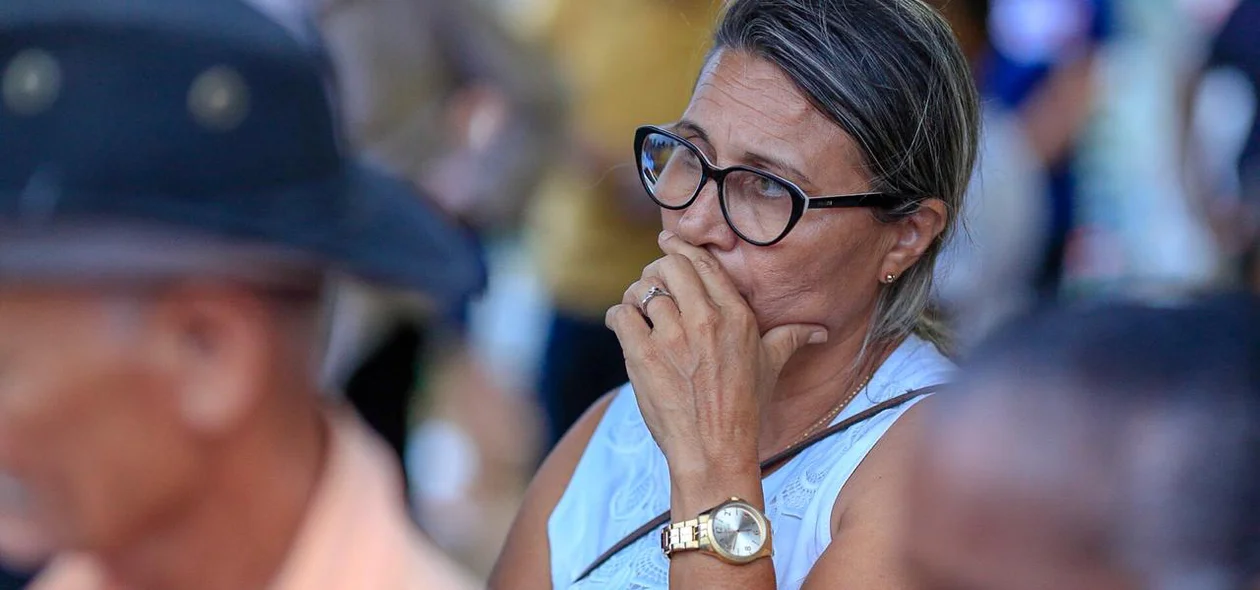 Muita emoção no velório de Rayron Holanda