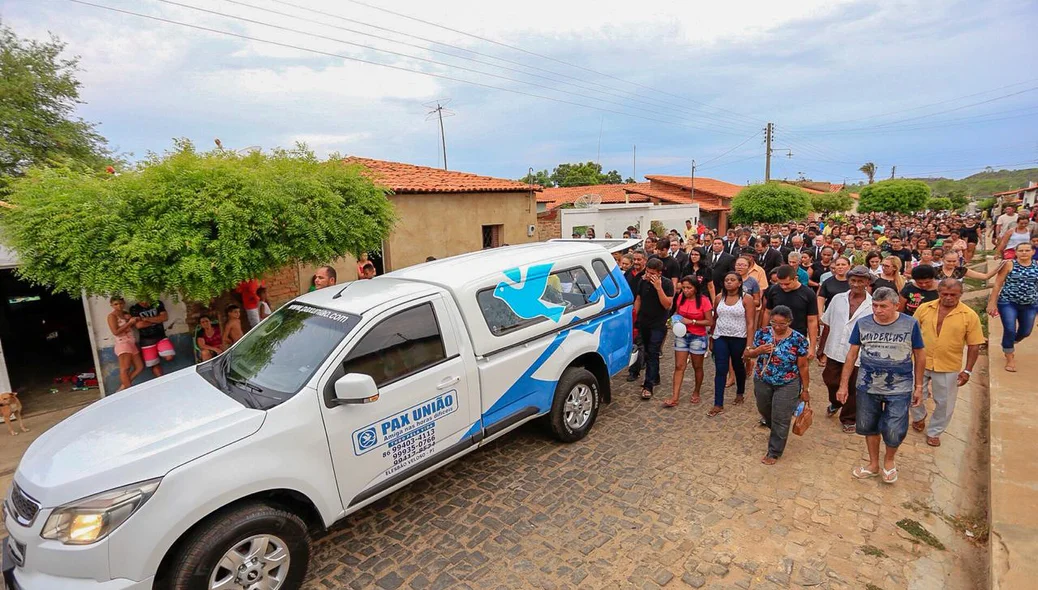 Carro levando Rayron Holanda até o cemitério 