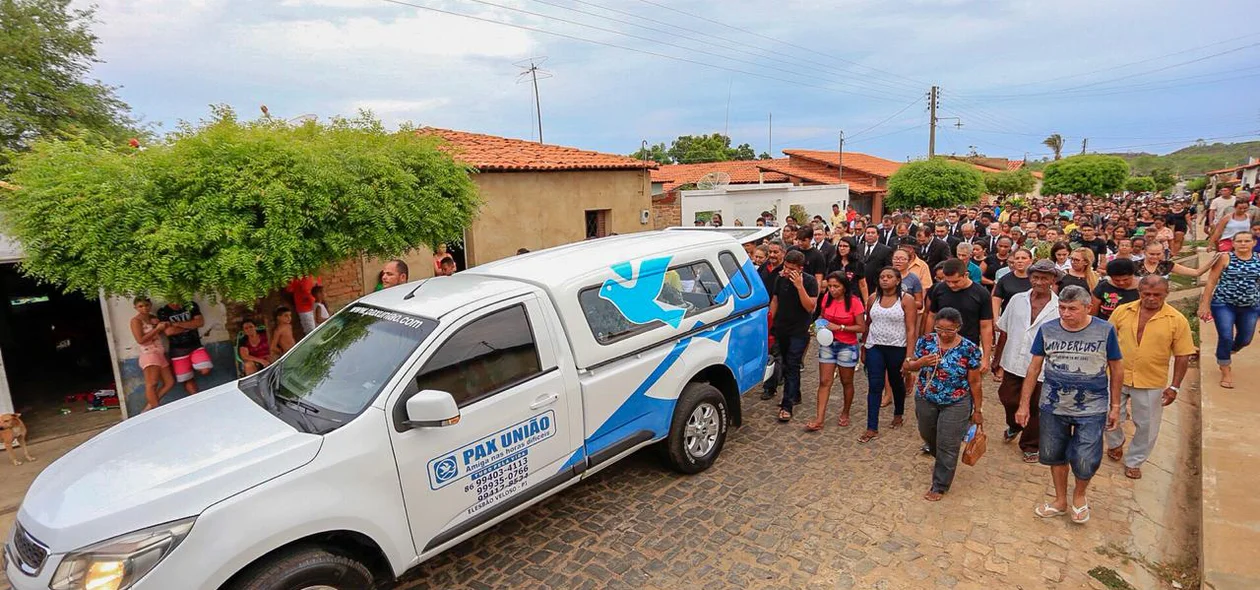Carro levando Rayron Holanda até o cemitério 