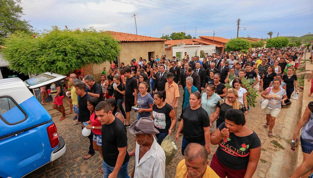 O cortejo saiu a pé da residência do estudante