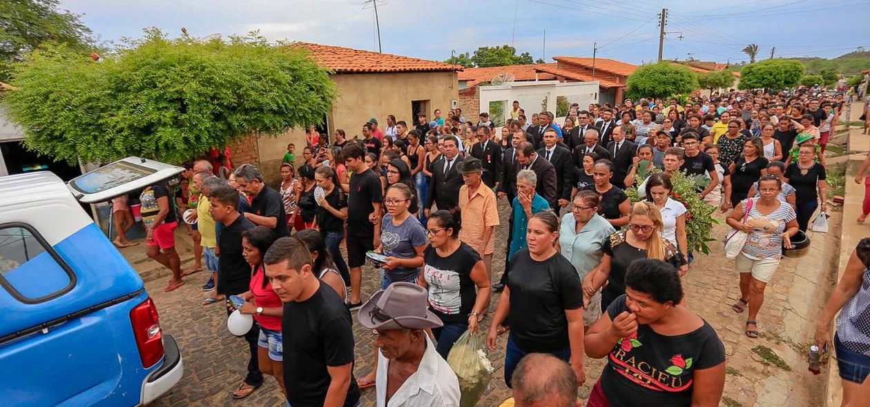 O cortejo saiu a pé da residência do estudante