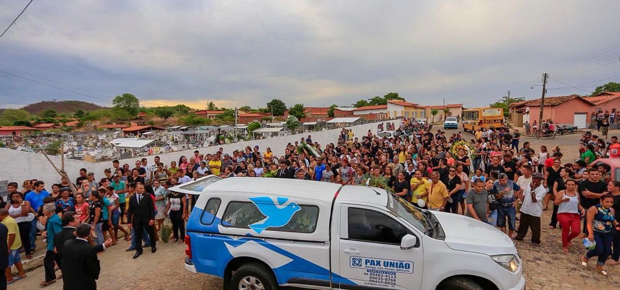 O cortejo do enterro de Rayron Holanda 