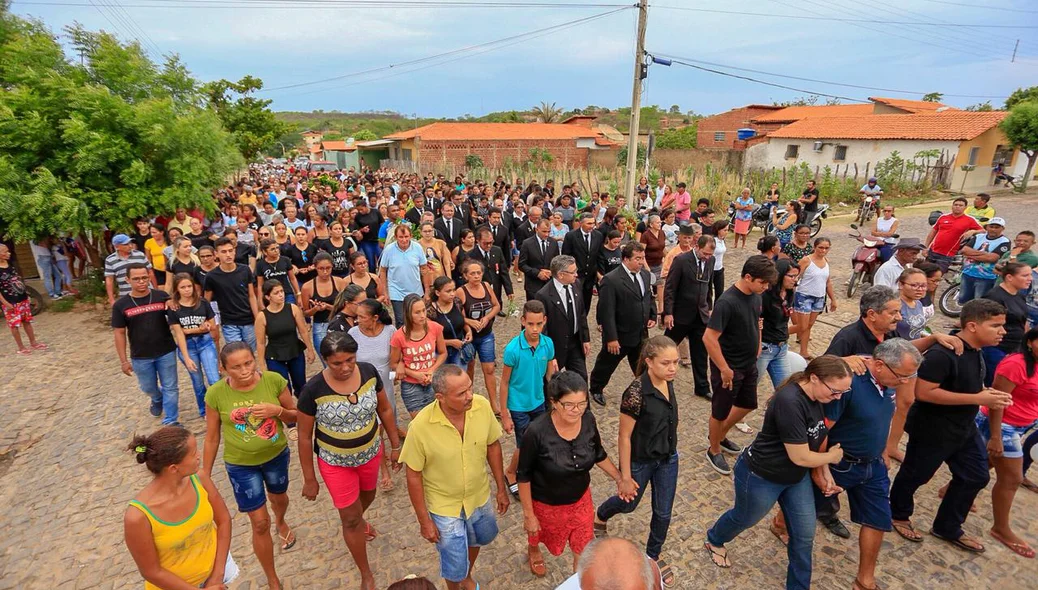 Pessoas caminhando até o cemitério 