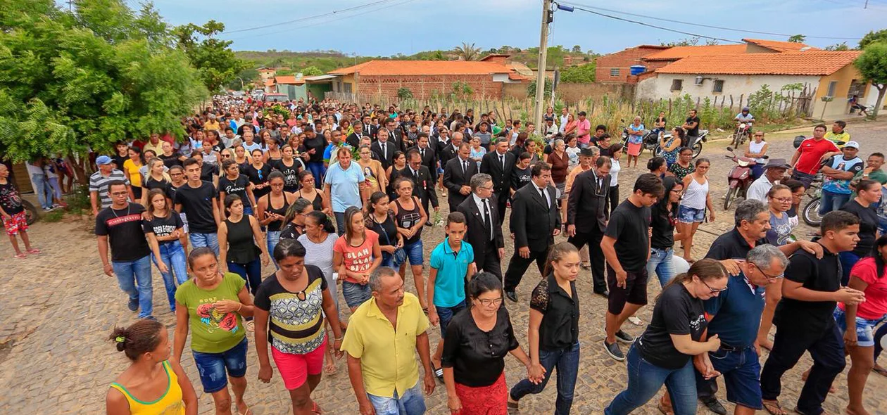 Pessoas caminhando até o cemitério 