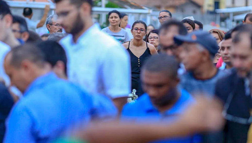Pessoas inconformadas com a morte do estudante 