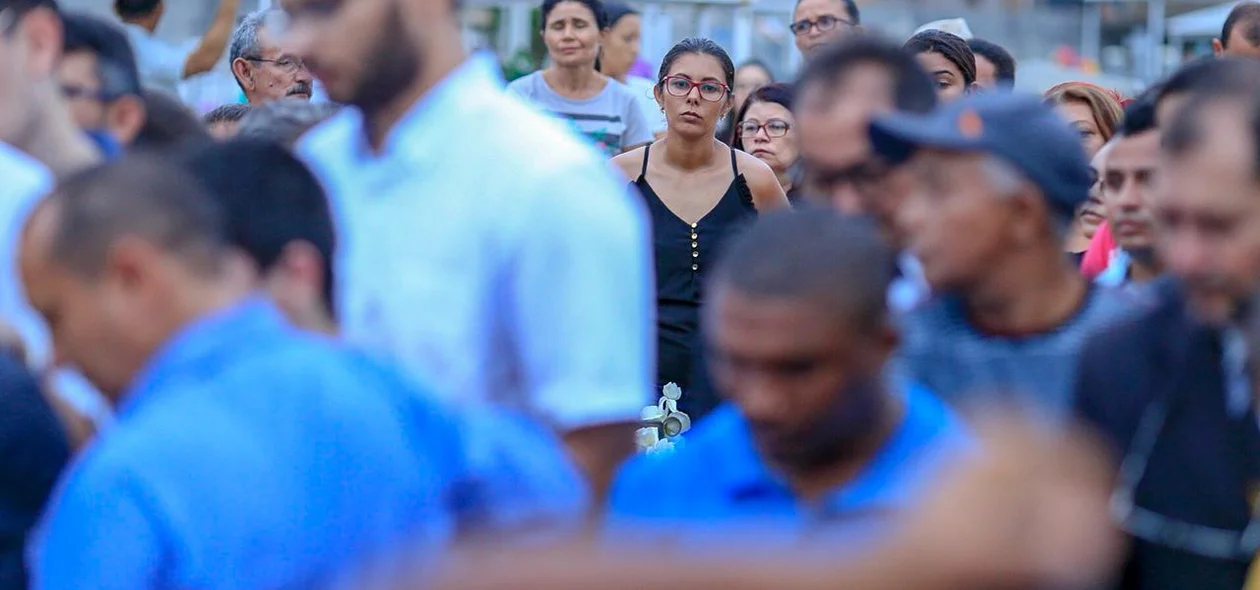 Pessoas inconformadas com a morte do estudante 