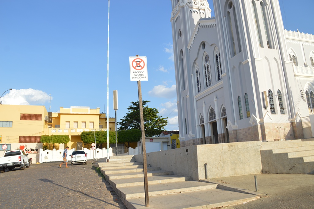 Secretaria de Trânsito proibe parar e estacionar veículos em frente a Catedral de Picos