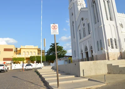 Secretaria de Trânsito proibe parar e estacionar veículos em frente a Catedral de Picos