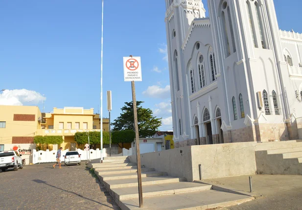 Secretaria de Trânsito proibe parar e estacionar veículos em frente a Catedral de Picos