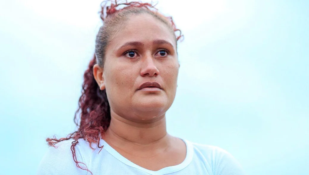 Senhora emocionada no velório de Rayron Holanda