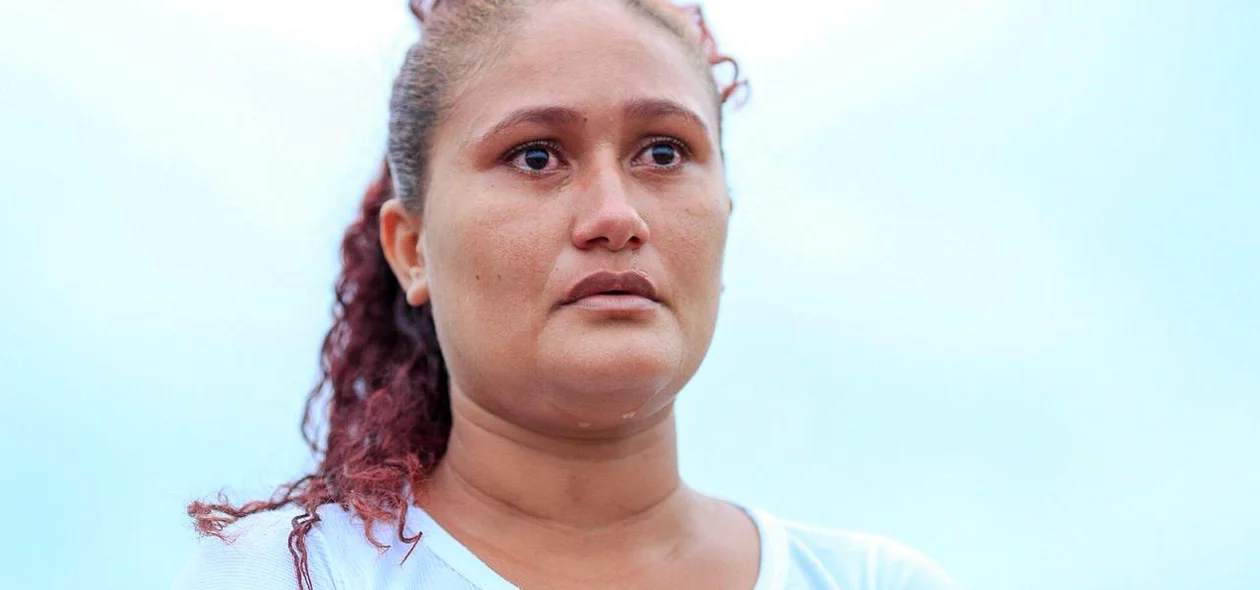 Senhora emocionada no velório de Rayron Holanda