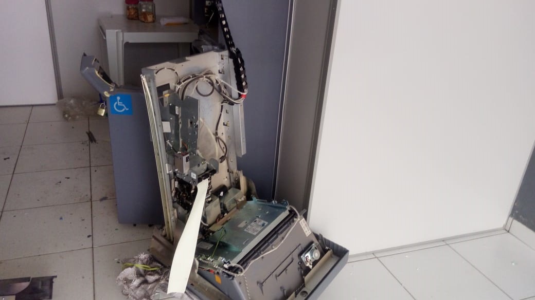 Bandidos explodem caixa eletrônico do Bradesco