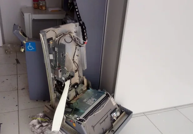 Bandidos explodem caixa eletrônico do Bradesco