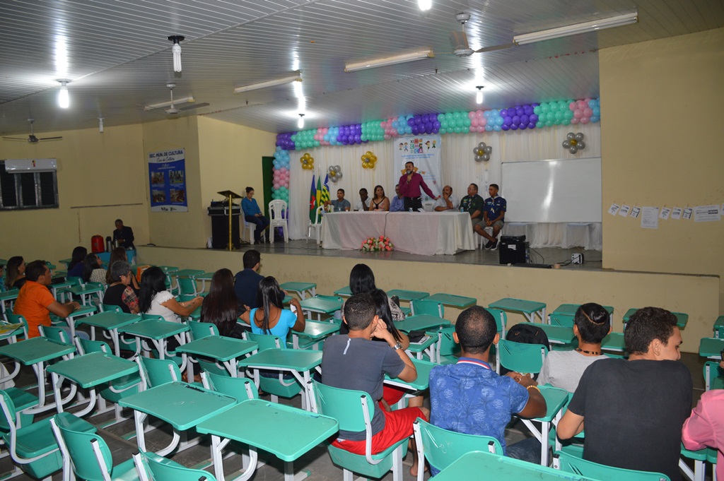 Conferência acontece no auditório da Escola Normal