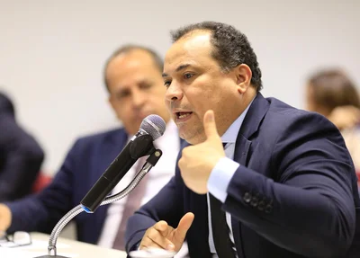 Deputado Evaldo Gomes em sessão na Alepi