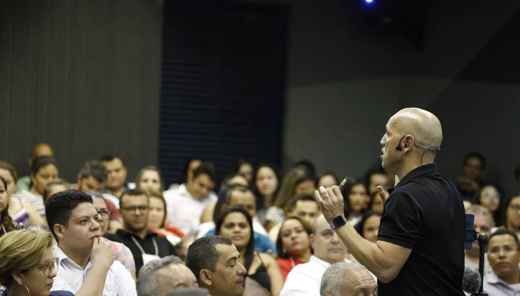 Fly conversa com os participantes