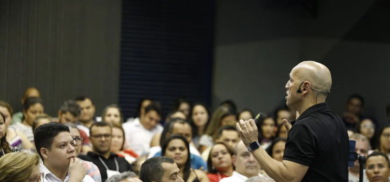 Fly conversa com os participantes