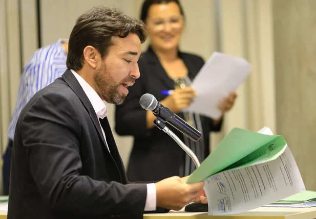 Marden Menezes durante sessão na Alepi