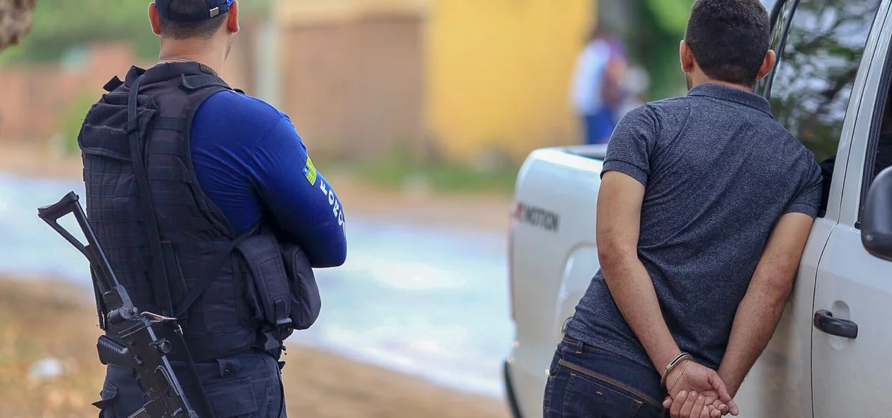 A polícia prendeu o dono do veículo em flagrante
