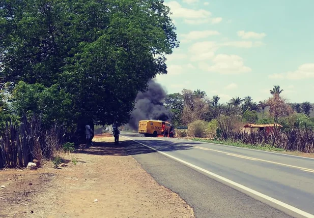 Bandidos tentam roubar dinheiro de carro forte da Prosegur