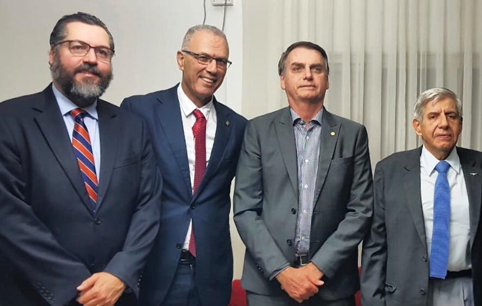Bolsonaro recebe a visita do embaixador de Israel
