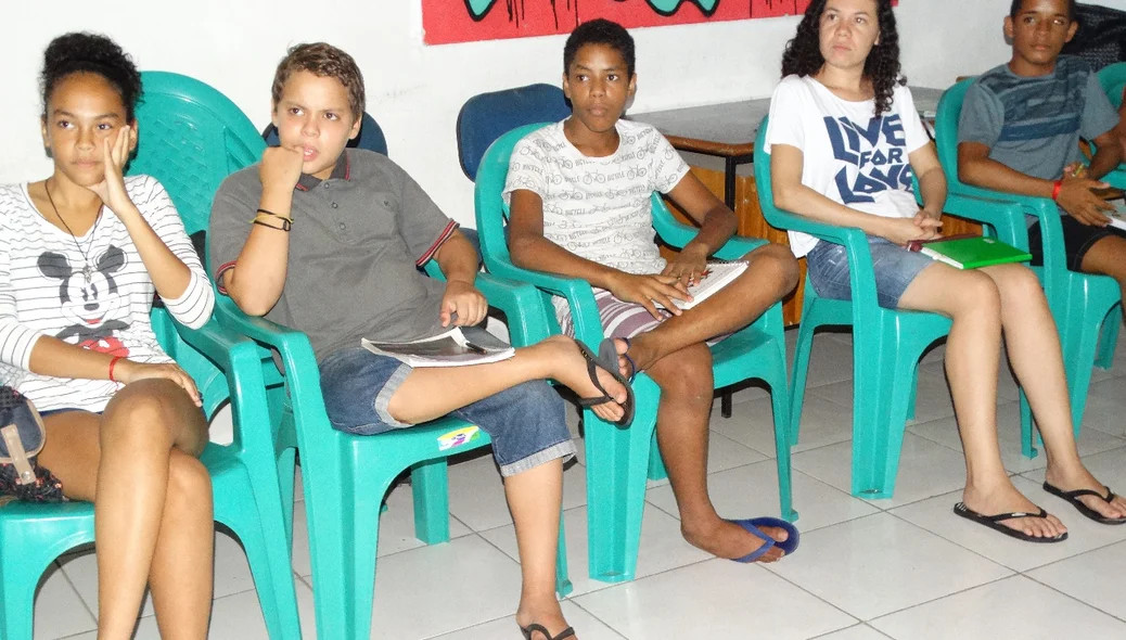 Crianças atentas ao curso