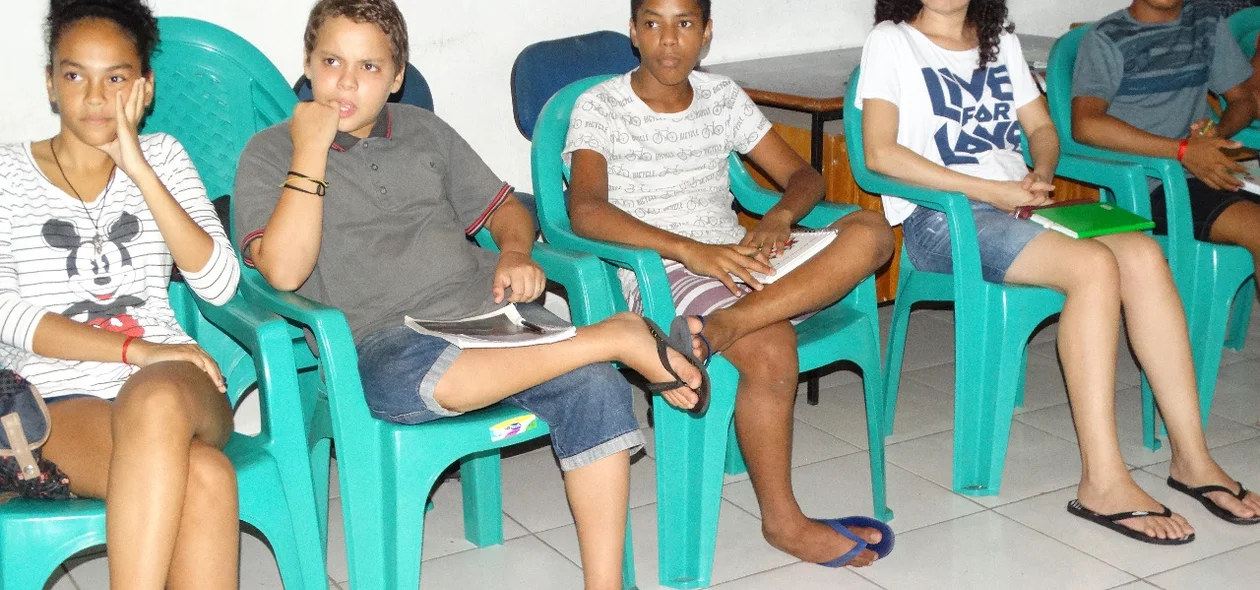 Crianças atentas ao curso
