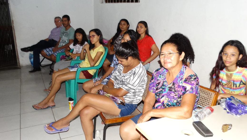Crianças e adultos participam do curso 