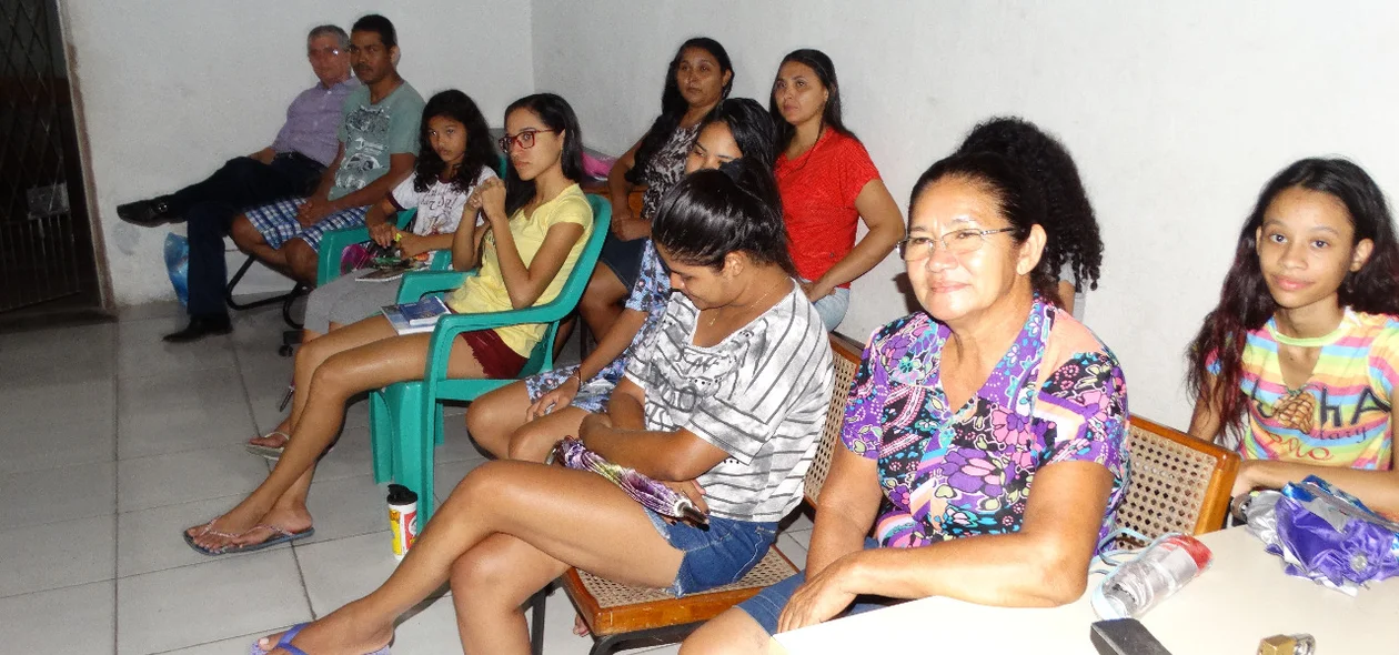 Crianças e adultos participam do curso 
