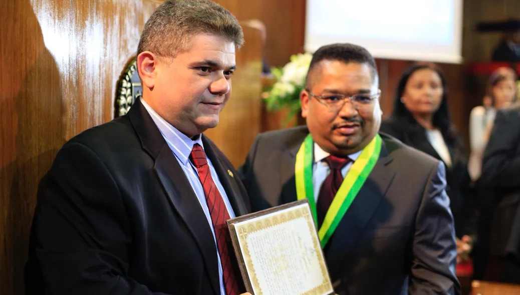 Fábio Xavier entrega medalha 