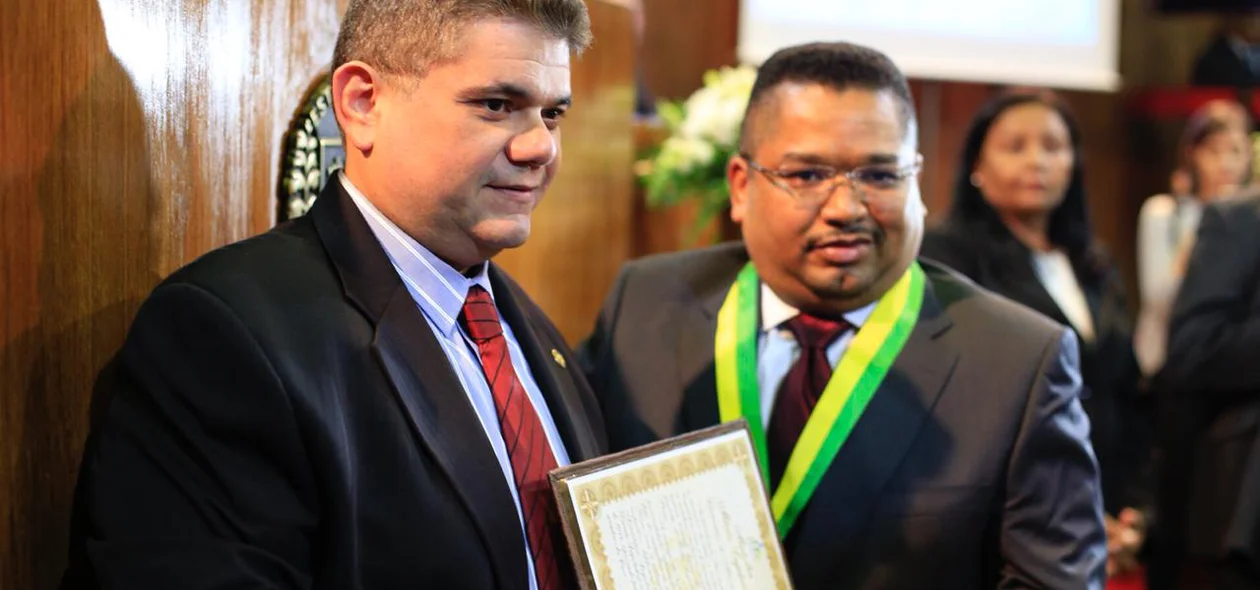 Fábio Xavier entrega medalha 