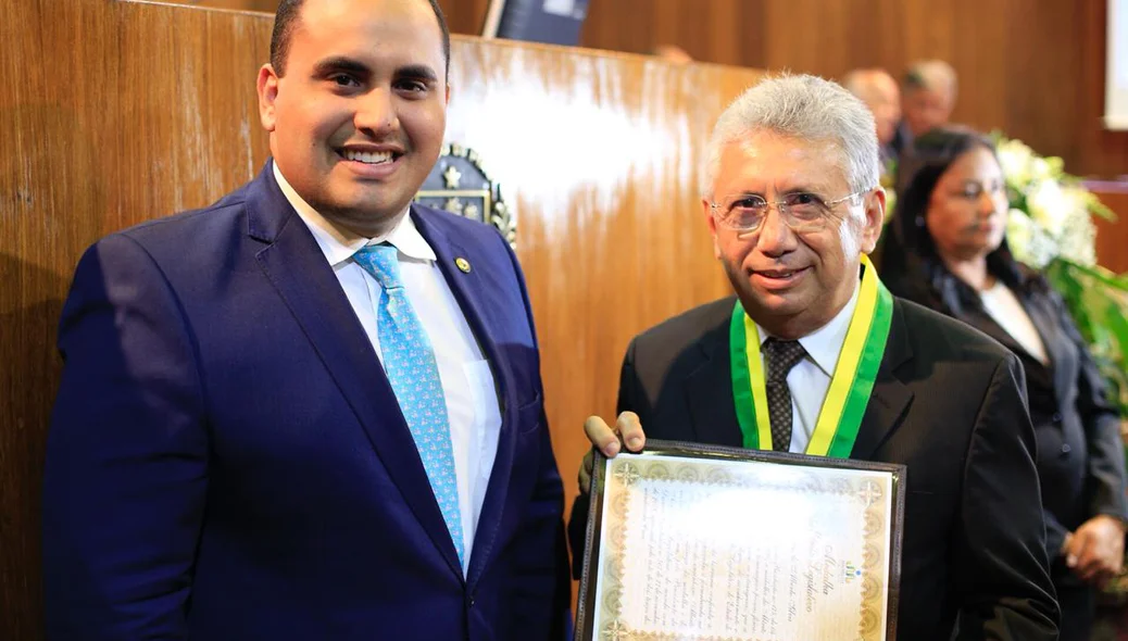 Georgiano homenageia Elisvaldo 